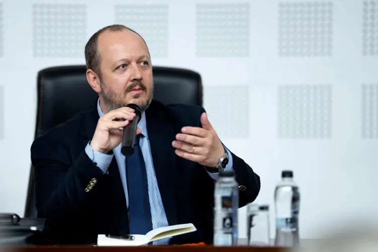 Adrian Papahagi face un pas în spate și renunță la Ministerul Culturii. Profesorul clujean fusese ironizat de Kelemen Hunor pentru că nu are notorietate