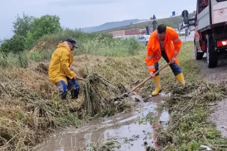 Primăria unei comune din Cluj la datorie după furtună: Intervenții de urgență în mai multe locații, un echipaj a patrulat non-stop ca să prevină dezastrul