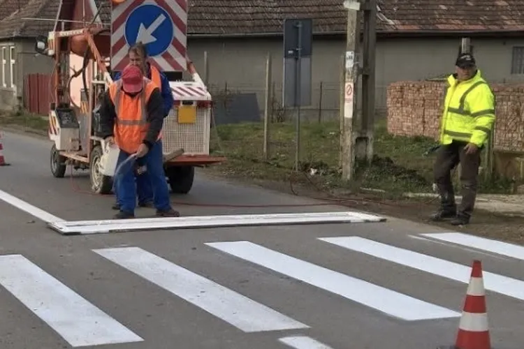 Drumurile județene din Cluj vor fi marcate special în zonele cu risc de accidente: CJ licitează contract pentru marcaje și benzile de reducere a vitezei