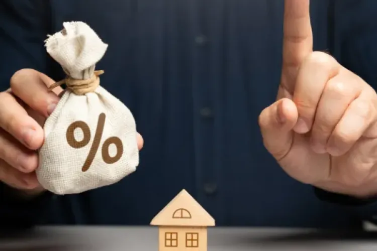 Mai mulți bani pentru bancă, mai puțini în buzunar! Creditele în euro se scumpesc din nou