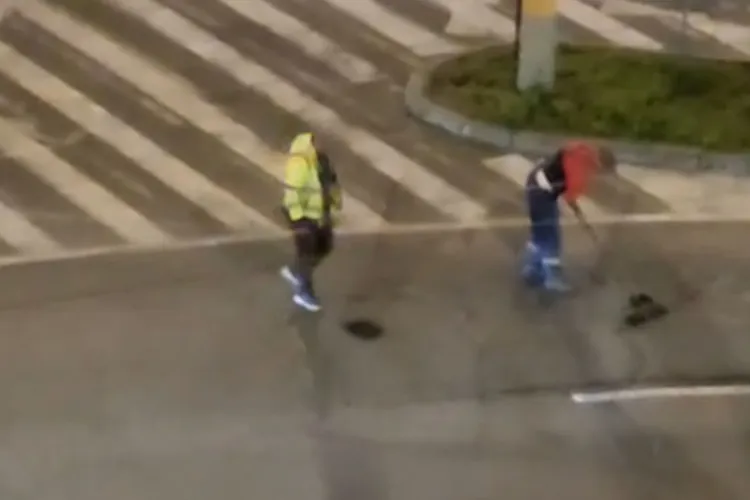 VIDEO. „Asfaltare cu lopata la miezul nopții!” Un clujean a rămas uimit de ce a văzut într-un sens giratoriu din Mărăști: „Fain la Cluj...”
