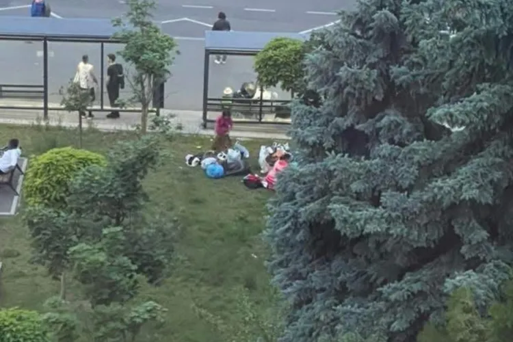 VIDEO. Imagini revoltătoare din stația Minerva din Cluj: Haine răscolite timp de o oră și lăsate pe domeniul public. „Noi plătim taxe, ei fac mizerie”
