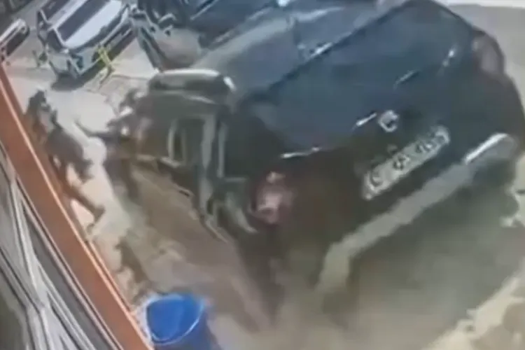 VIDEO. Momentul șocant când o mașină intră în oameni pe trotuar la Bistrița: Două fetițe de 11 și 12 ani și o femeie, lovite. O fată în stare gravă