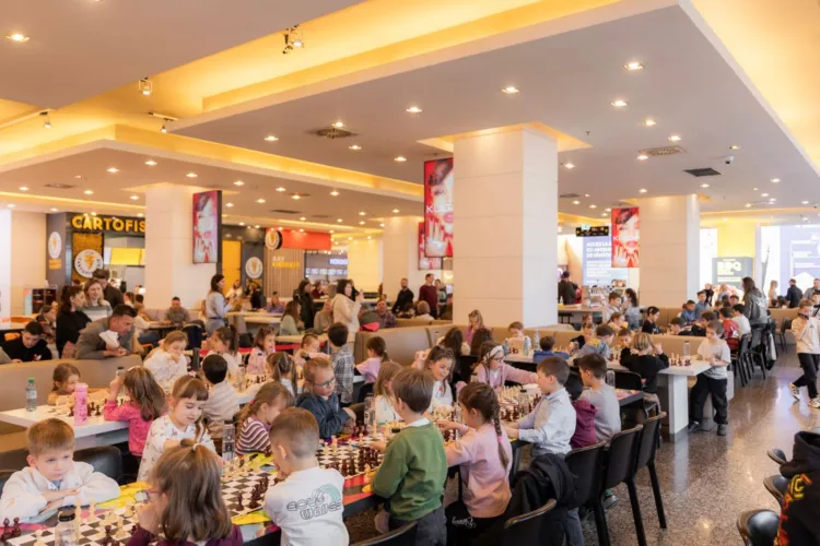 Regele și regina cuceresc din nou Iulius Mall! Zeci de copii sunt așteptați la una dintre cele mai îndrăgite competiții gratuite de șah din Cluj