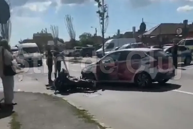 VIDEO. Accident pe strada Plevnei din Cluj-Napoca, în urmă cu puțin timp. Un motociclist a fost lovit de o mașină
