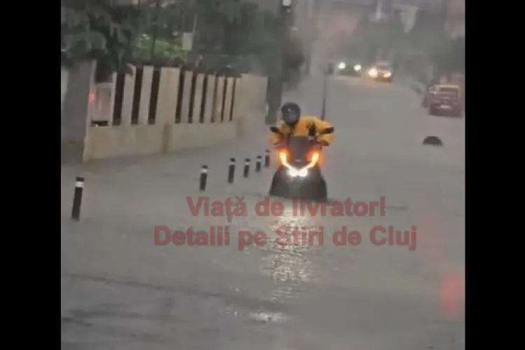 VIDEO. Grea e viața de livrator la Cluj! Își împinge scuterul prin apă până la genunchi, pe unde nici mașinile nu trec, pentru a continua drumul