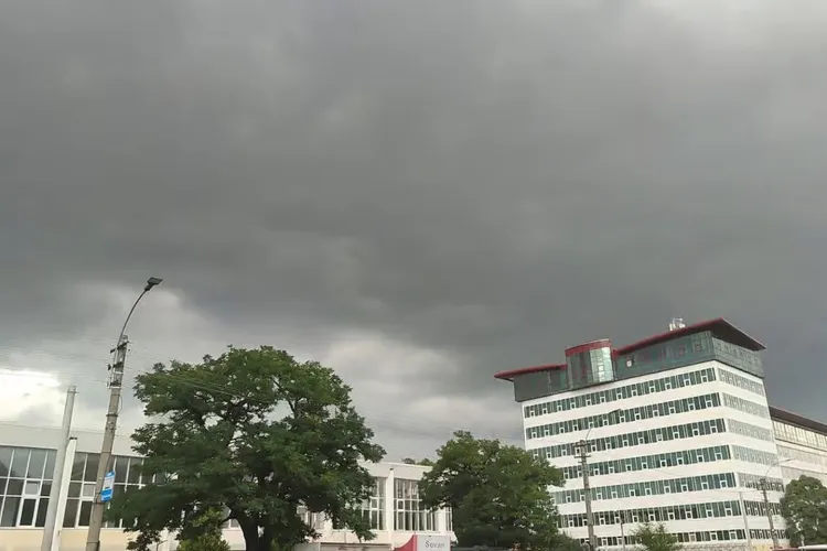 Atenție, clujeni! Vine o furtună mare, meteorologii au emis Cod Galben de vânt puternic, ploi puternice, descărcări electrice și grindină