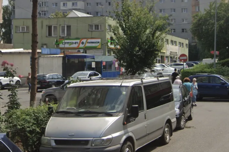 Pericol pe o stradă din Cluj-Napoca! Mașini parcate ilegal blochează accesul spre o piață și fac imposibilă circulația în două curbe fără vizibilitate