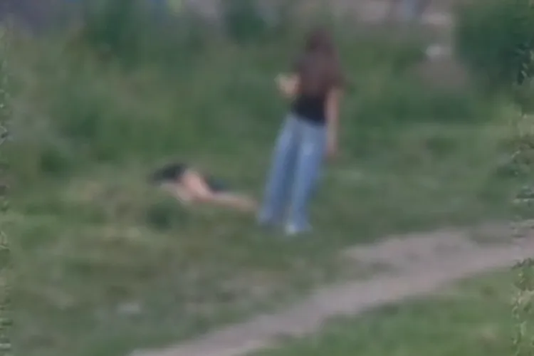 VIDEO. Scene dureros de privit în Florești! Fată filmată într-o stare de confuzie totală, abia ținându-se pe picioare: „Părinți, aveți grijă de copii!”