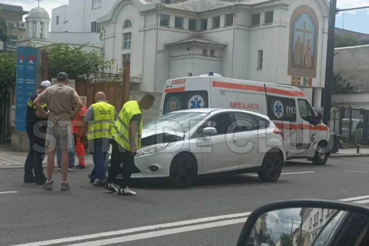 Accident pe o stradă din Cluj-Napoca! Impact violent între o mașină și o ambulanță: Primele informații de la fața locului