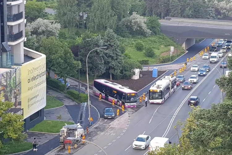 Autobuz înțepenit în asfalt la Cluj-Napoca! Manevra care a blocat circulația pe una dintre cele mai aglomerate artere ale orașului