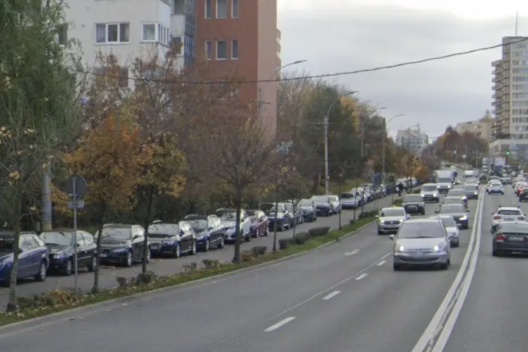 Trotuarul de pe o stradă din Cluj-Napoca luat cu asalt de mașini: Un clujean a fost la un pas să fie călcat în timp ce mergea pe trotuar