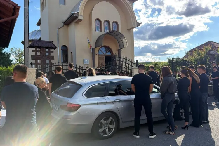 FOTO. Doliu uriaș la Turda. Sute de tineri și-au luat rămas bun de la Bogdan Zeic, tânărul care și-a pierdut viața în tragedia din Cheile Turzii