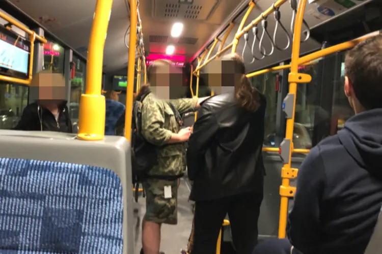 Atenție, părinți! O fată de doar 13 ani, abordată în autobuz de un clujean pentru relații intime contra-cost: „Nu le racolează întâmplător. Merge țintit”