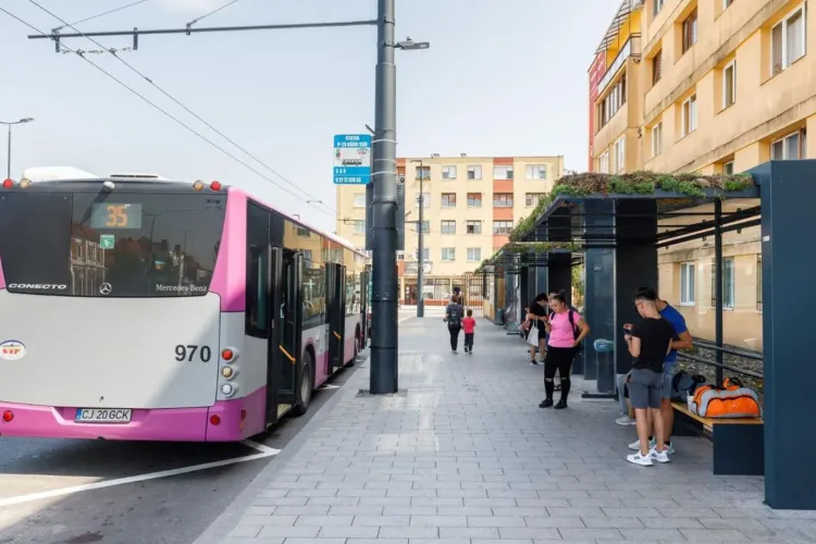 Turiștii care nu cunosc orașul sunt luați cu asalt de clujeni în zona gării: Bilete de autobuz vândute chiar și cu 10 lei. „Ne fac de rușine!”