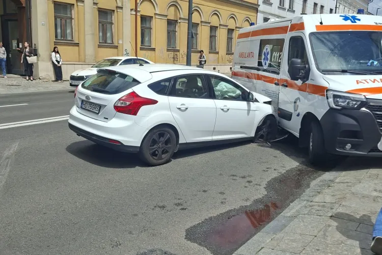 VIDEO. Cum a avut loc accidentul cu ambulanța de pe Calea Moților! Ambulanța circula fără sirenă și fără girofar: Patru persoane au ajuns la spital
