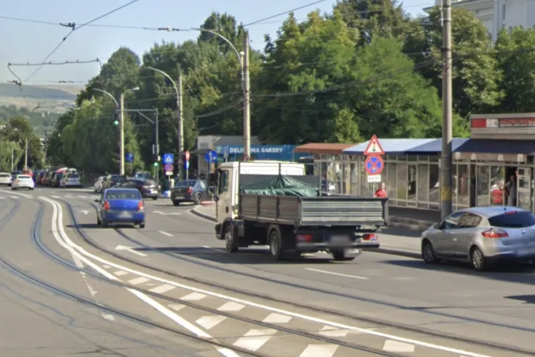 O bandă întreagă de circulație din Cluj, transformată în parcare: clujenii sunt furioși și cer autorităților să intervină urgent
