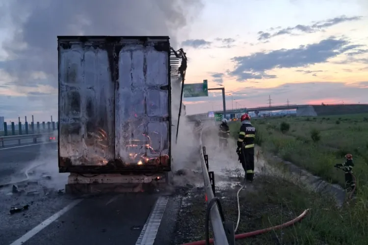 Un TIR a luat foc în dimineața asta pe autostrada A10. Pericol major de explozie din cauza canistrelor de benzină aflate în remorcă