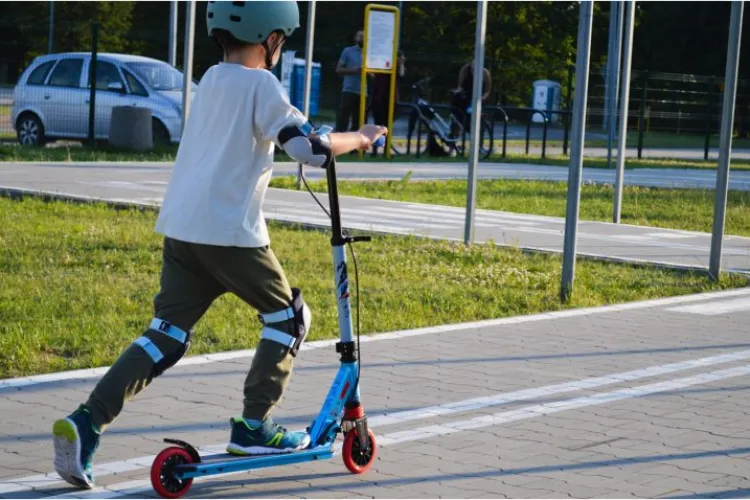 O mămică din Cluj trage un semnal de alarmă: „Copiii circulă cu trotinete și biciclete electrice cu viteză mare prin parcuri”. Se teme că va urma ceva grav