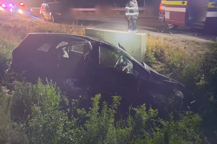 Accident în Cluj: Un tânăr de 25 de ani și un adolescent de 15 ani au fost răniți, după ce mașina în care se aflau a zburat de pe drum și s-a răsturnat
