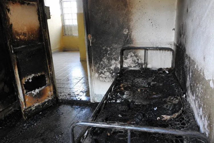 Un deținut a dat foc la Penitenciarul Gherla: A aprins un tricou, apoi salteaua și ușa celulei: „Era nervos că îl mutau în altă celulă. Mureau pe capete”