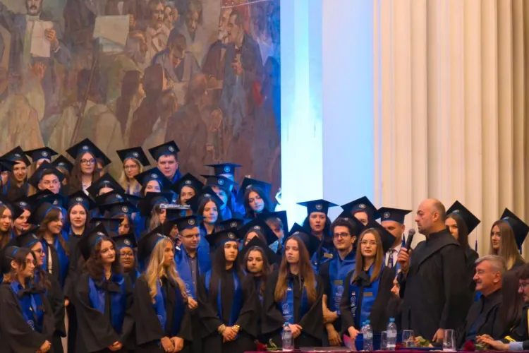VIDEO. Decanul de suflet de la Jurnalism UBB Cluj, discurs DE-MOTIVAȚIONAL la absolvire: „La înmormântări mă descurc mai bine. Nu o să schimbați lumea”