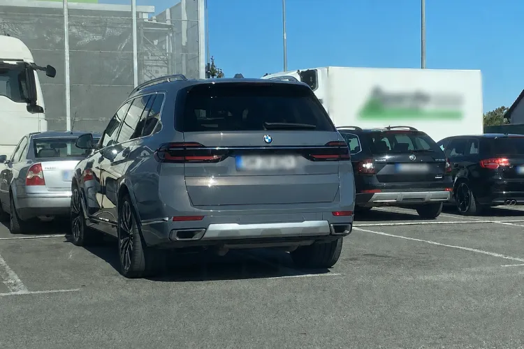 Tupeu pe patru roți la Cluj-Napoca! Un șofer și-a lăsat bolidul pe două locuri de parcare