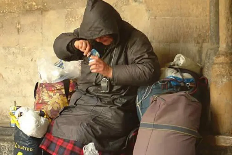 Colonie de oameni ai străzii sub podurile de pe o stradă din Cluj-Napoca: „Tone de deșeuri, fecale amestecate cu gunoaie. Riscăm un focar de infecție!”