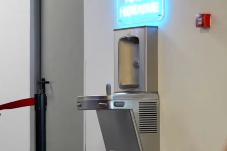 Veste excelentă pentru cei care zboară din Cluj! Aeroportul oferă apă gratuită pasagerilor printr-un sistem modern pe care puține aeroporturi îl au