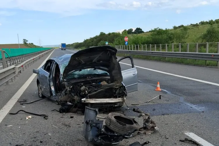 Accident pe Autostrada A3, sensul Gilău-Turda. Un șofer a scăpat ca prin urechile acului, după ce mașina s-a făcut praf. Și-a mâncat norocul în viața asta!