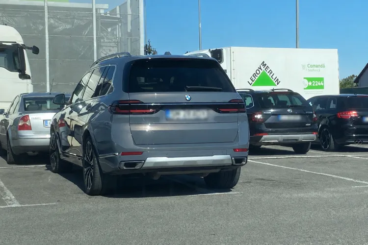 Tupeu pe patru roți la Cluj-Napoca! Un șofer și-a lăsat bolidul pe două locuri de parcare