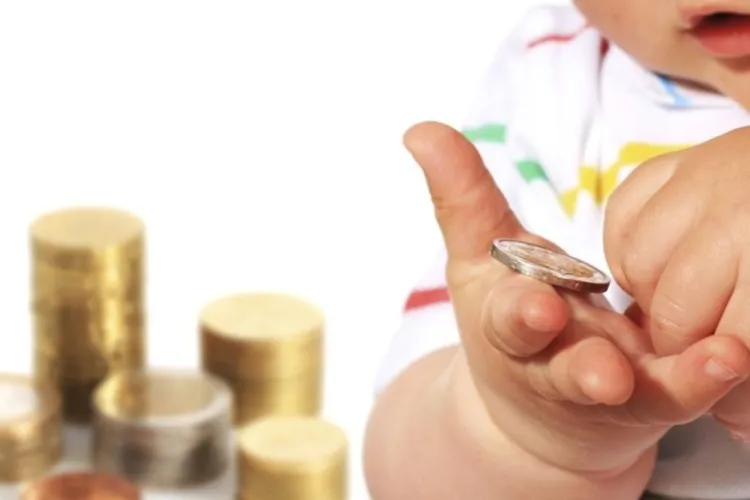 Indemnizația pentru creșterea copilului, aproape de dublare în noul plan guvernamental: Plafonul vechi „nu a ținut pasul cu economia”