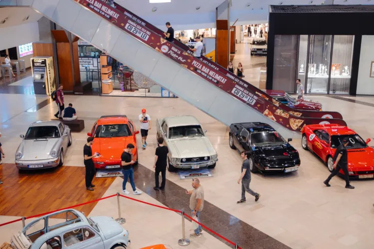 Mașini care au scris istorie, expuse la Cluj: Ferrari, Porsche 911 și alte modele de colecție atrag toate privirile la Iulius Mall. Vino să le vezi!