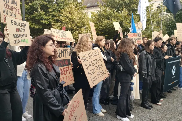 Studenții din Cluj ies din nou pe stradă pentru educație: „Până când legea Bolojan nu va fi anulată, nu contează câte guverne se schimbă!