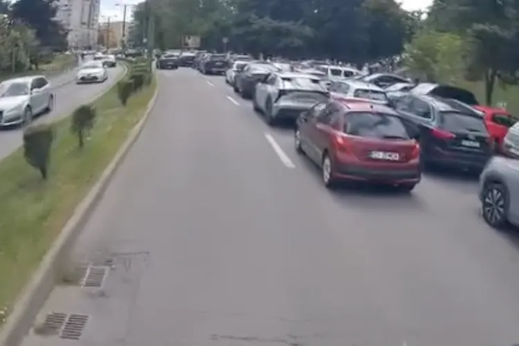 VIDEO. Haos în fața unei școli private din Cluj: părinții blochează zilnic o bandă de circulație la preluarea copiilor și nu îi oprește nimeni