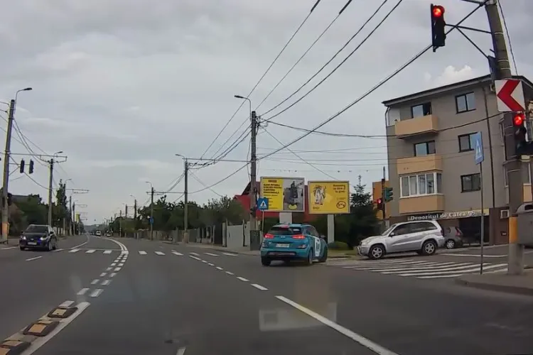 VIDEO. Manevră uluitoare într-o intersecție din Cluj-Napoca. Șoferul grăbit al unei mașini de ride-sharing la un pas de coliziune