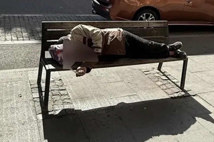Clujenii, sătui de situația din Piața Gării: Oamenii străzii ocupă băncile din zonă, iar autoritățile nu găsesc nicio soluție de durată