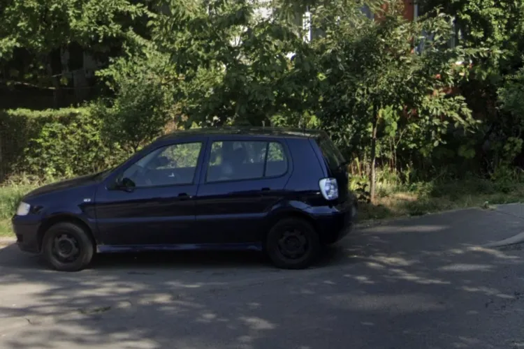 Stâlpișor smuls de utilaje pe o stradă din Cluj, înlocuit de mașini parcate pe trotuar: „Suntem nevoiți să trecem cu copiii pe carosabil!”