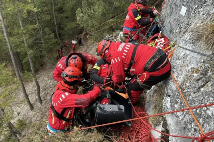 Noi informații despre accidentul mortal din Cheile Turzii: Tânărul a căzut de pe stâncă și a rămas blocat într-o zonă extrem de periculoasă