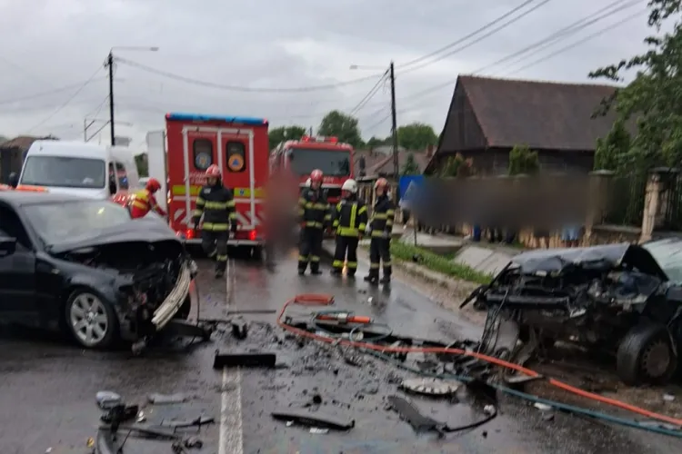 Trafic blocat în Cluj pe DJ 108C, în Gârbău, după un accident grav, în care două persoane au rămas încarcerate. Care sunt rutele alternative