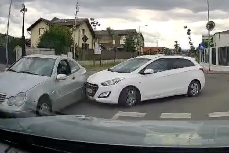 VIDEO. Accident LIVE Cluj-Napoca! Două mașini s-au ciocnit după ce un șofer a ignorat prioritatea: „Mai sunt și pietoni prin zonă”
