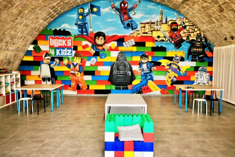 Fotbalul și LEGO se întâlnesc la Iulius Mall Cluj. Atelier gratuit pentru copii, cu trofee 3D și mecanisme motorizate. Cadouri surpriză pentru cei mici