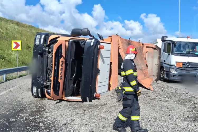 Clipe de groază pe un drum din Cluj! O autobasculantă s-a răsturnat la Nădășelu. Pompierii au asigurat zona de urgență