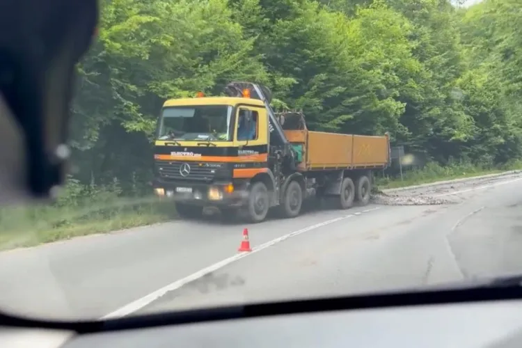 VIDEO Pericol pe un drum din Cluj! O basculantă a împrăștiat noroi pe șosea, iar șoferii au fost nevoiți să intre pe contrasens: „Circulați cu grijă!”