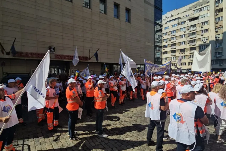 A venit rândul sistemului medical să se revolte. Ambulanțierii protestează în fața ministerelor, iar medicii legiști își suspendă activitatea. Ce va urma?