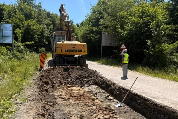 Un drum județean din Cluj, plin de gropi intră în reparații: Ce lucrări se fac acum pe șoseaua de la granița cu Sălajul