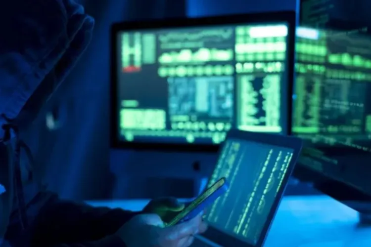 Hackerii îi lăsa din nou pe români fără bani în cont: Un mesaj fals anunță că dispozitivul a fost blocat și cere plata unei „amenzi” de mii de lei
