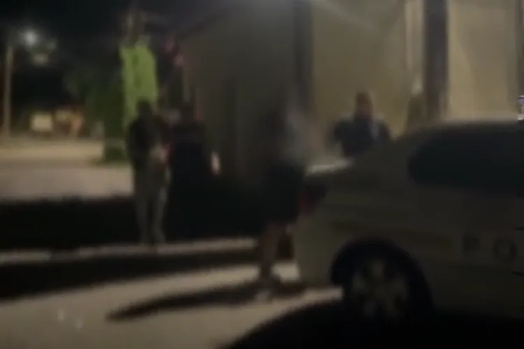 VIDEO. Scandal la Târgul de la Negreni! Doi bărbați au amenințat polițiști și au instigat mulțimea împotriva lor. Judecătorii NU i-au trimis după gratii!