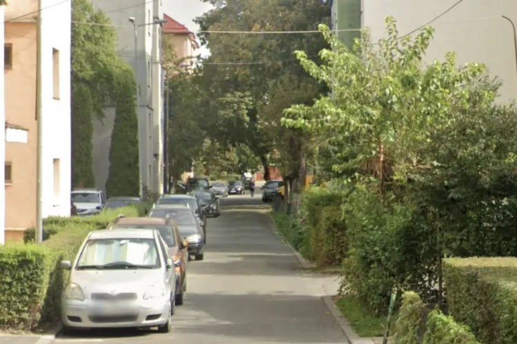 Zi de zi cu inima în gât: părinții de pe strada Bușteni din Cluj cer ajutor după ce copiii lor au scăpat ca prin minune de sub roțile mașinilor