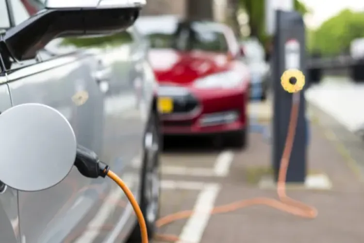 Clujenii cer mai multe stații de încărcare pentru mașini electrice în Mărăști: „Nu există niciuna în apropiere”